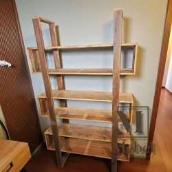 Biblioteca moderna fabricada en pino Brasil